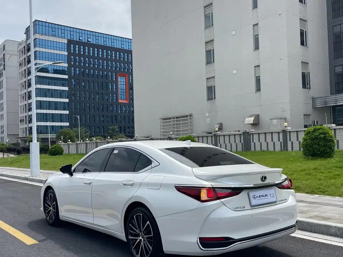 Lexus ES 2022 300h Premium Edition — миниатюра 9