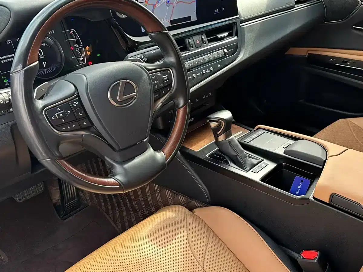 Lexus ES 2021 300h Executive Edition — миниатюра 5