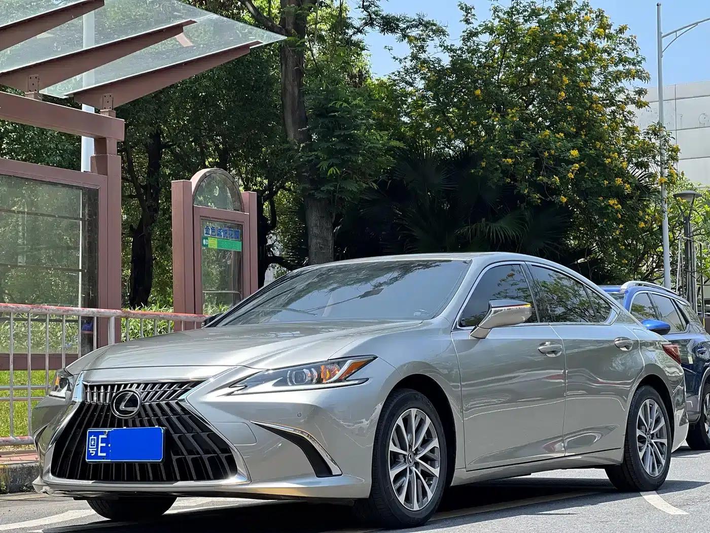 Lexus ES 2022 200 Luxury Edition — миниатюра 1