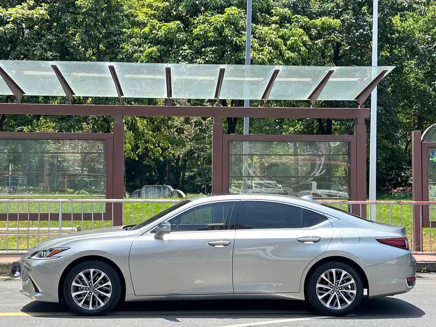 Lexus ES 2022 200 Luxury Edition — миниатюра 3
