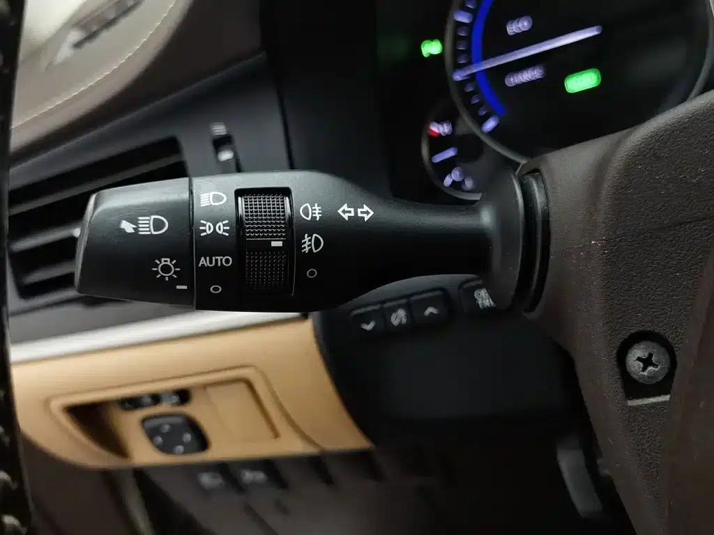 Lexus ES 2015 300h Comfort Edition — миниатюра 21