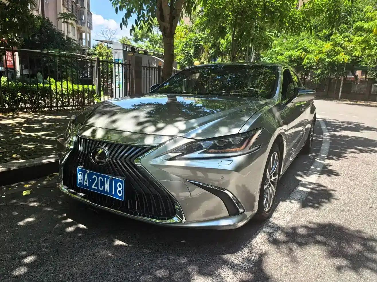 Lexus ES 2020 300h Premium Edition — миниатюра 1
