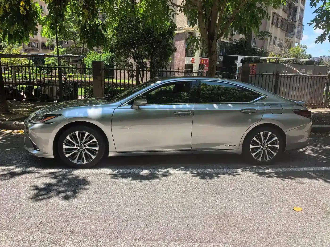 Lexus ES 2020 300h Premium Edition — миниатюра 3