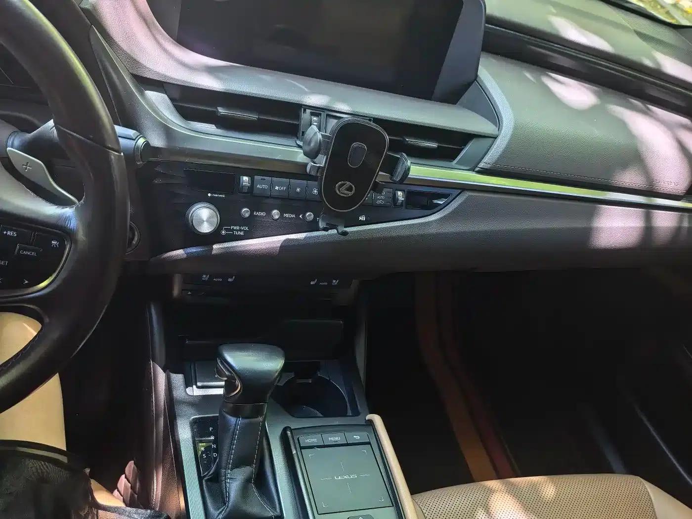 Lexus ES 2020 300h Premium Edition — миниатюра 4