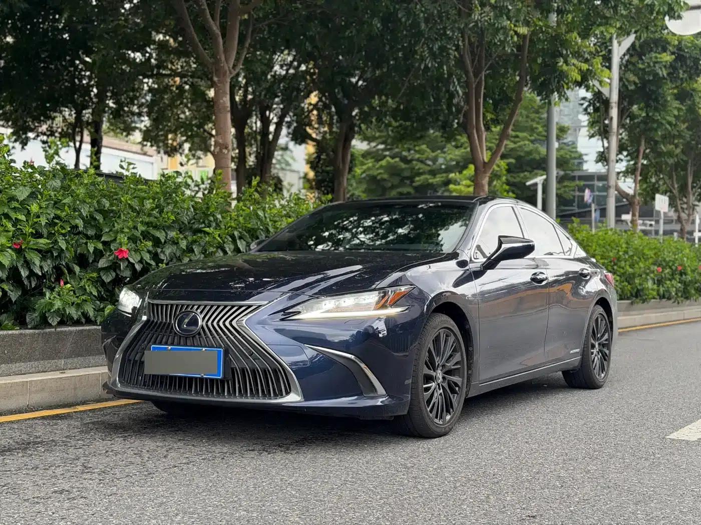 Lexus ES 2020 300h Premium Edition — миниатюра 1