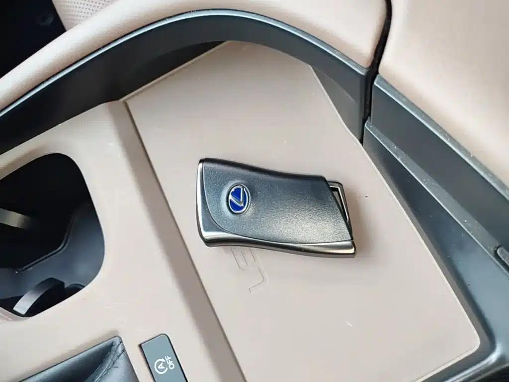 Lexus ES 2023 200 Premium Edition — миниатюра 9
