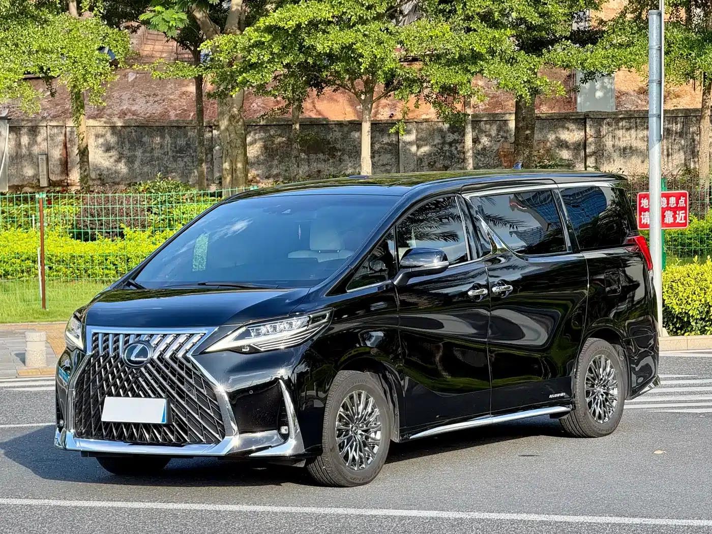 Lexus LM 2020 300h Four-Seat Executive Edition — миниатюра 1
