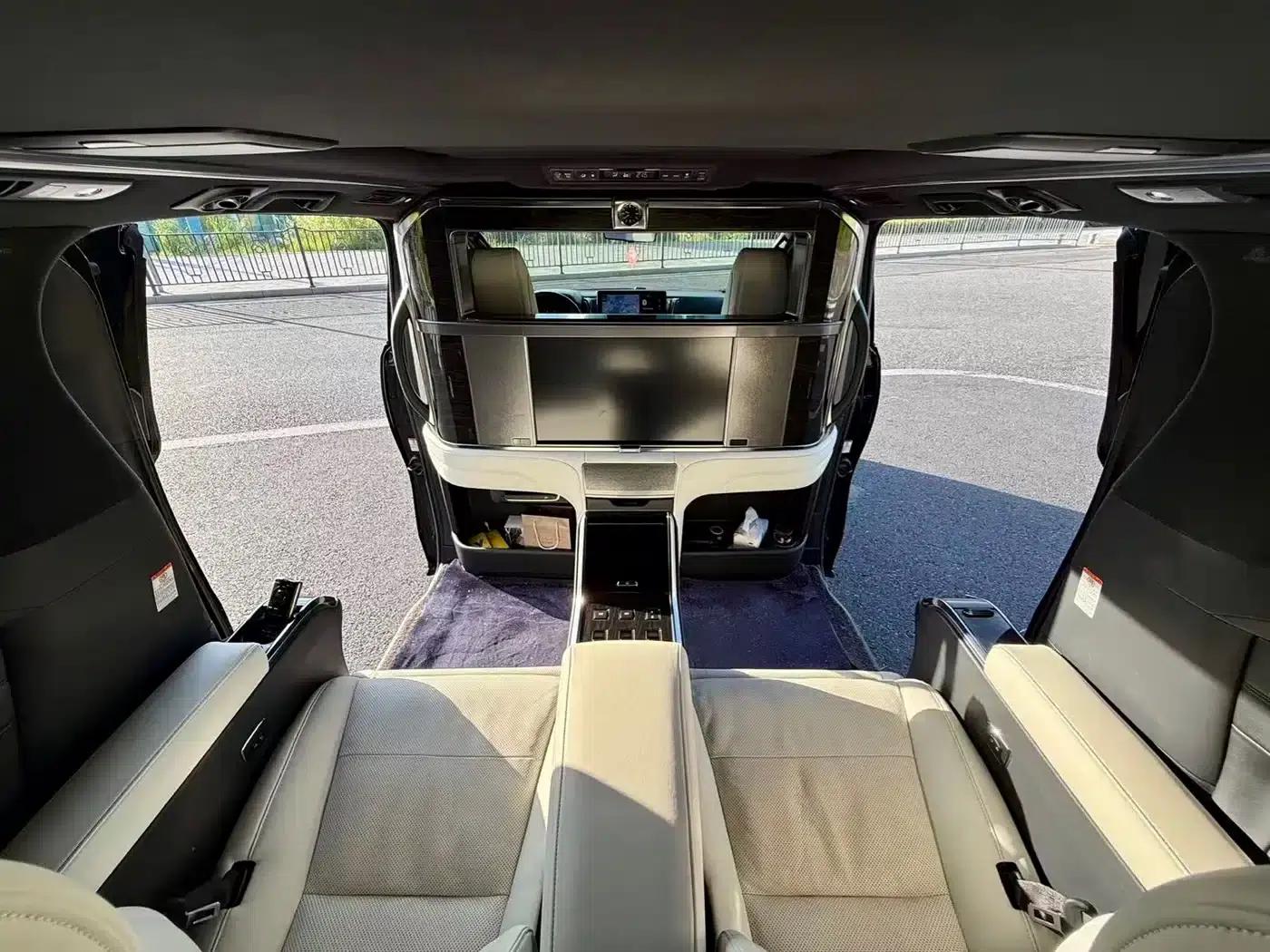 Lexus LM 2020 300h Four-Seat Executive Edition — миниатюра 10