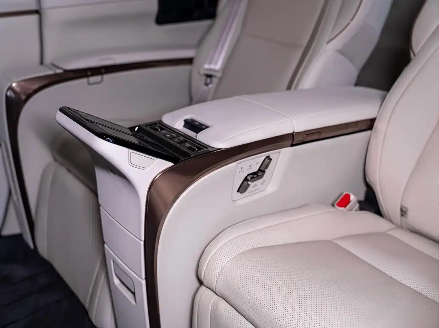 Lexus LM 2023 500h Four-Seat Executive Edition — миниатюра 14