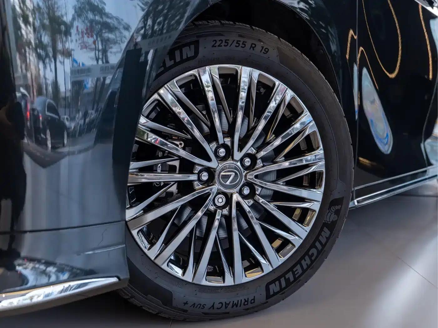 Lexus LM 2023 500h Four-Seat Executive Edition — миниатюра 8