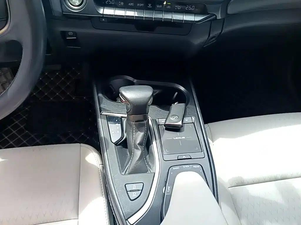 Lexus UX 2020 200 Special Edition — миниатюра 14