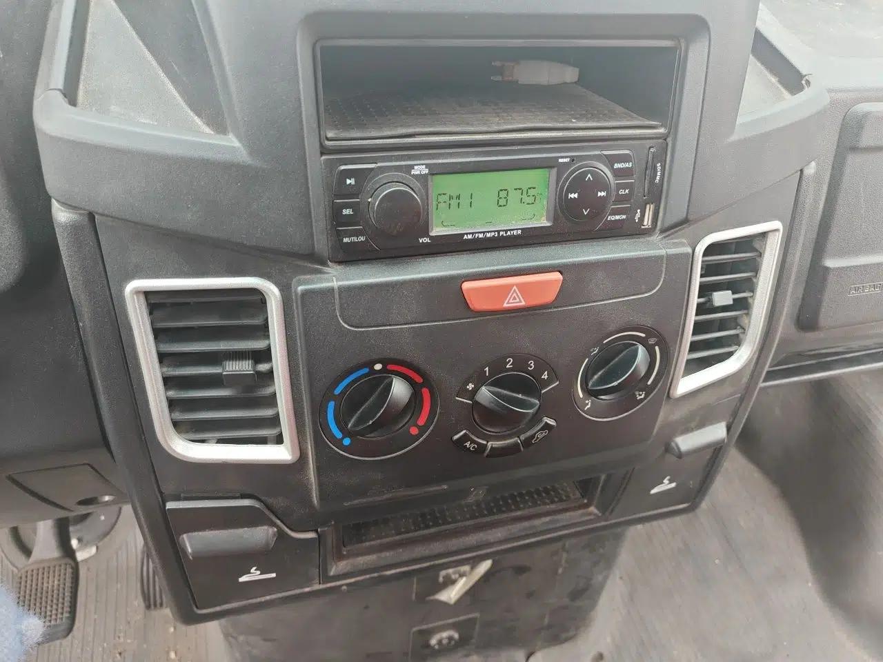 Iveco Daily 2020 2.5T A35 Passenger Van Single-Tire Mid-Roof Design 5-9 Seater with Sliding Side Door Meeting China VI Emission Standards — миниатюра 13