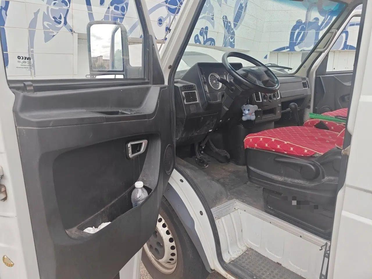 Iveco Daily 2020 2.5T A35 Passenger Van Single-Tire Mid-Roof Design 5-9 Seater with Sliding Side Door Meeting China VI Emission Standards — миниатюра 16