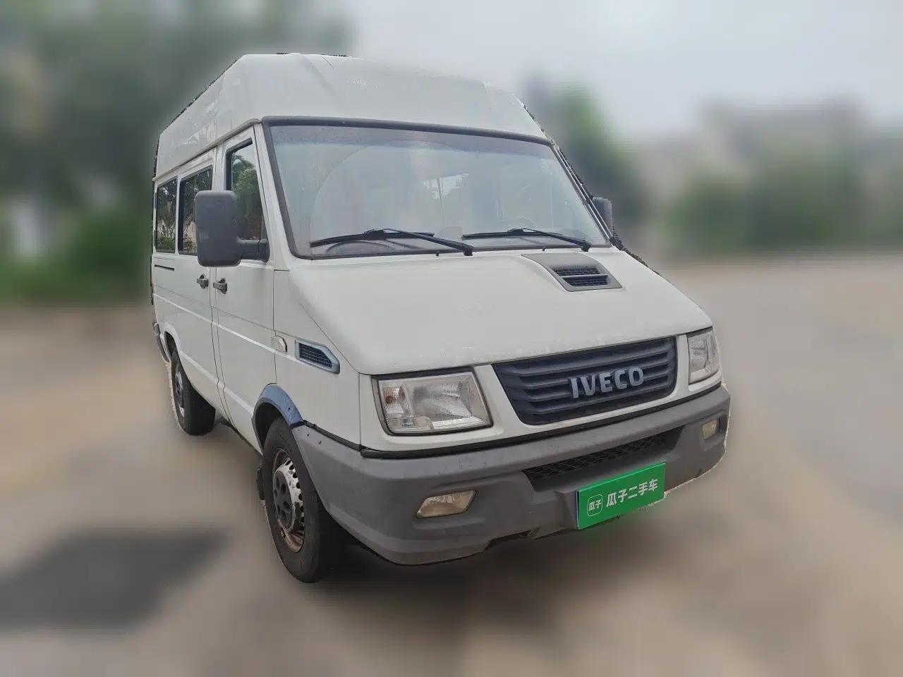 Iveco Daily 2020 2.5T A35 Passenger Van Single-Tire Mid-Roof Design 5-9 Seater with Sliding Side Door Meeting China VI Emission Standards — миниатюра 3