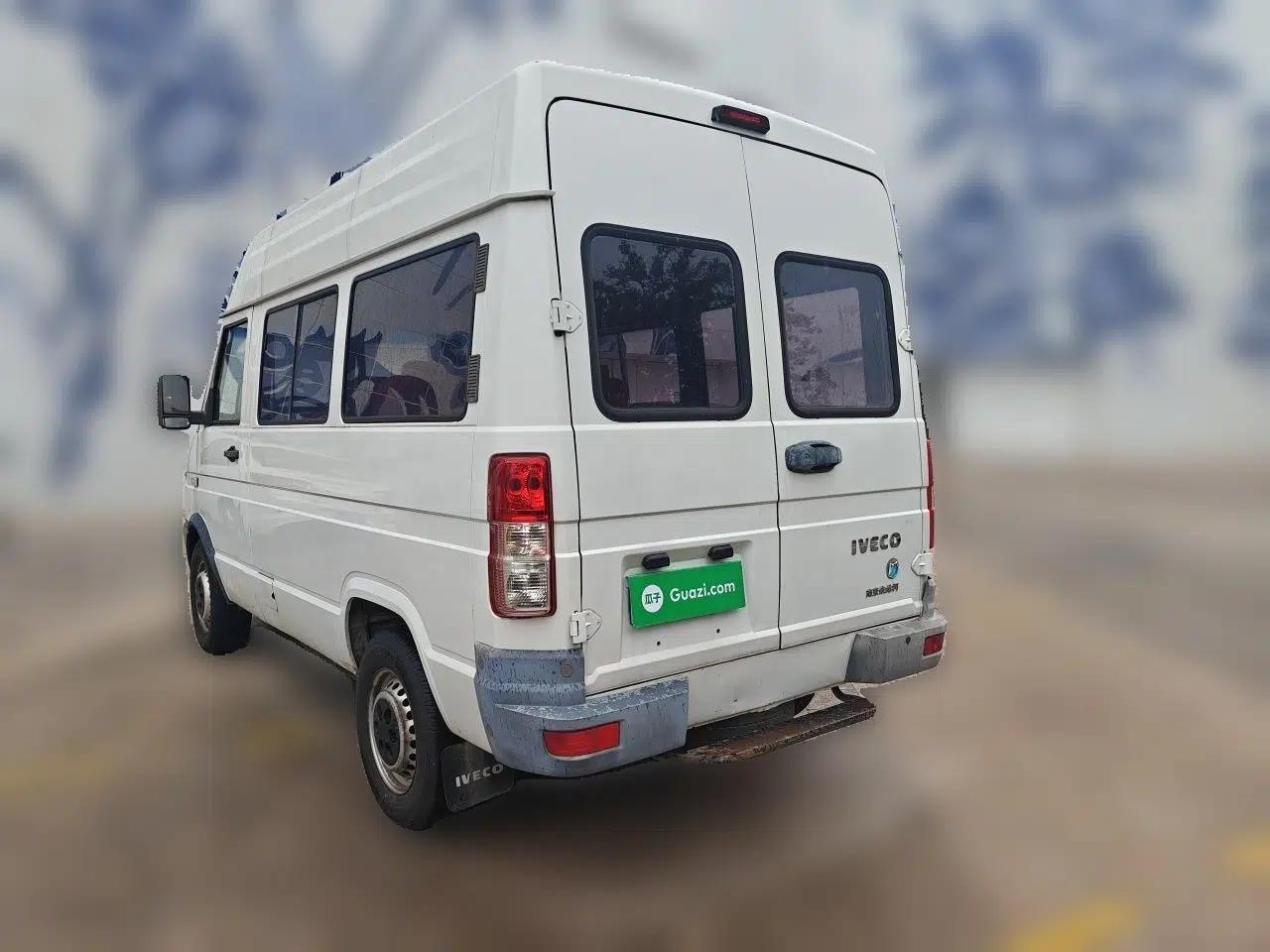 Iveco Daily 2020 2.5T A35 Passenger Van Single-Tire Mid-Roof Design 5-9 Seater with Sliding Side Door Meeting China VI Emission Standards — миниатюра 4