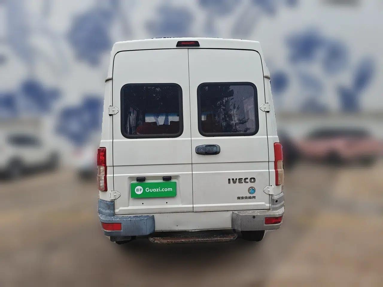 Iveco Daily 2020 2.5T A35 Passenger Van Single-Tire Mid-Roof Design 5-9 Seater with Sliding Side Door Meeting China VI Emission Standards — миниатюра 5