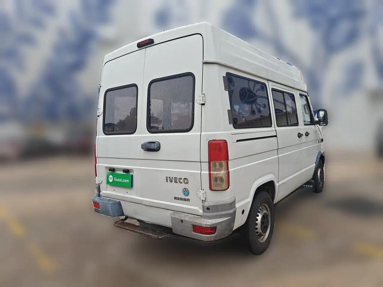 Iveco Daily 2020 2.5T A35 Passenger Van Single-Tire Mid-Roof Design 5-9 Seater with Sliding Side Door Meeting China VI Emission Standards — миниатюра 6