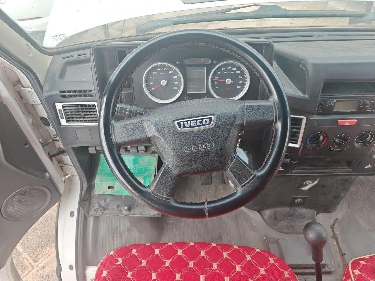 Iveco Daily 2020 2.5T A35 Passenger Van Single-Tire Mid-Roof Design 5-9 Seater with Sliding Side Door Meeting China VI Emission Standards — миниатюра 10