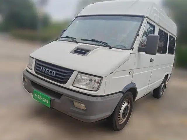 Iveco Daily 2020 2.5T A35 Passenger Van Single-Tire Mid-Roof Design 5-9 Seater with Sliding Side Door Meeting China VI Emission Standards