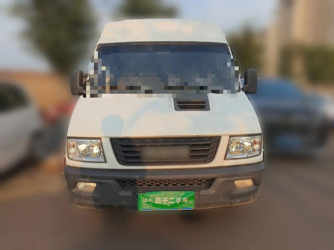 Iveco Daily 2022 2.5T A37 M1 Passenger Van 5-9 Seats Long Wheelbase Mid-Roof Design Dual Tires Manual Doors — миниатюра 2