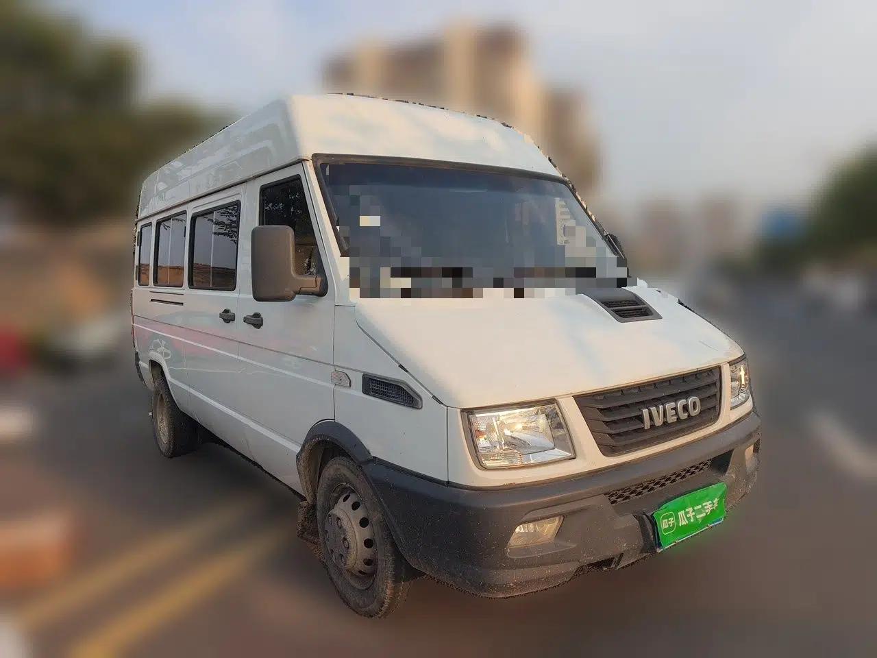 Iveco Daily 2022 2.5T A37 M1 Passenger Van 5-9 Seats Long Wheelbase Mid-Roof Design Dual Tires Manual Doors — миниатюра 3