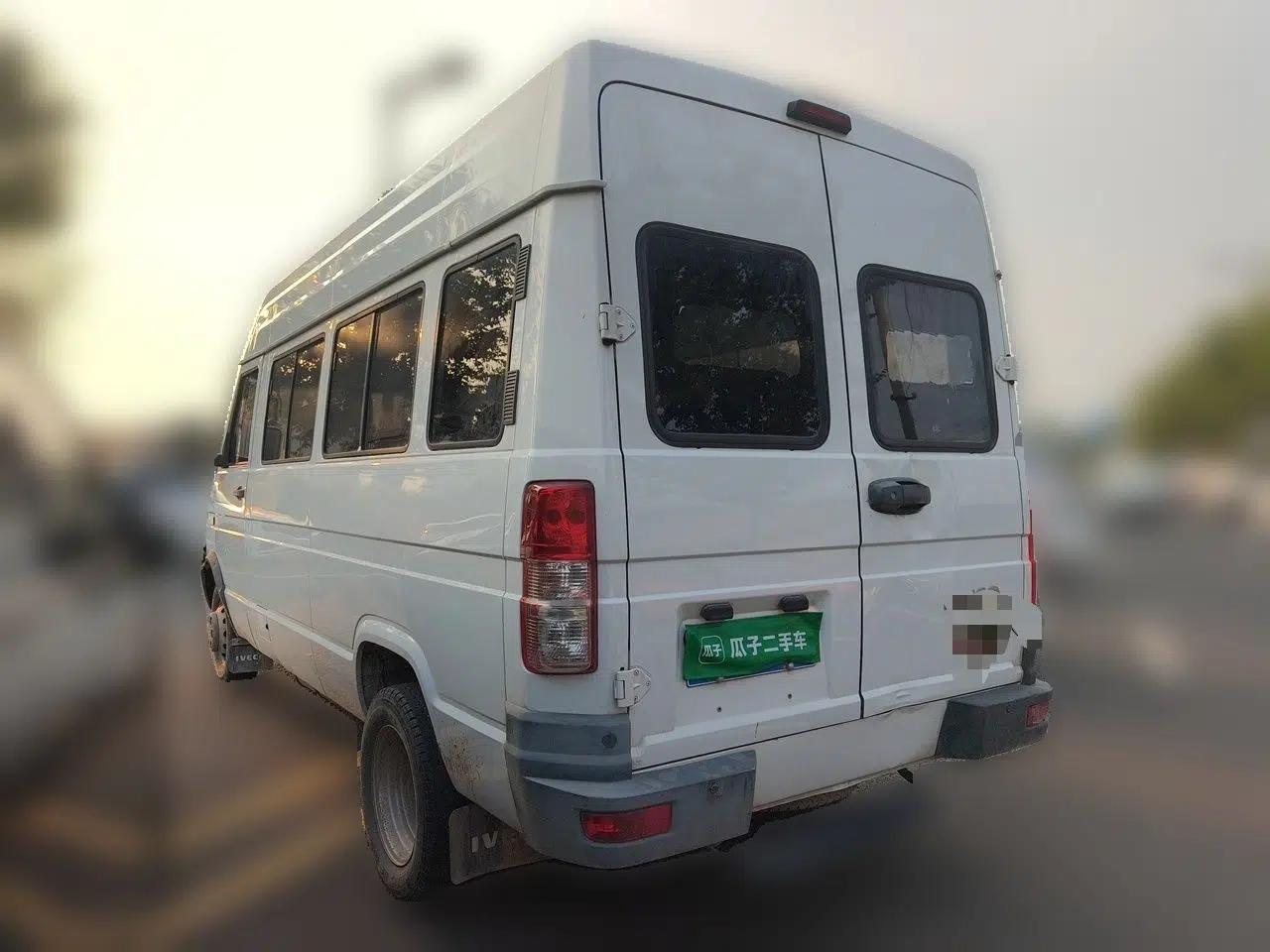 Iveco Daily 2022 2.5T A37 M1 Passenger Van 5-9 Seats Long Wheelbase Mid-Roof Design Dual Tires Manual Doors — миниатюра 4