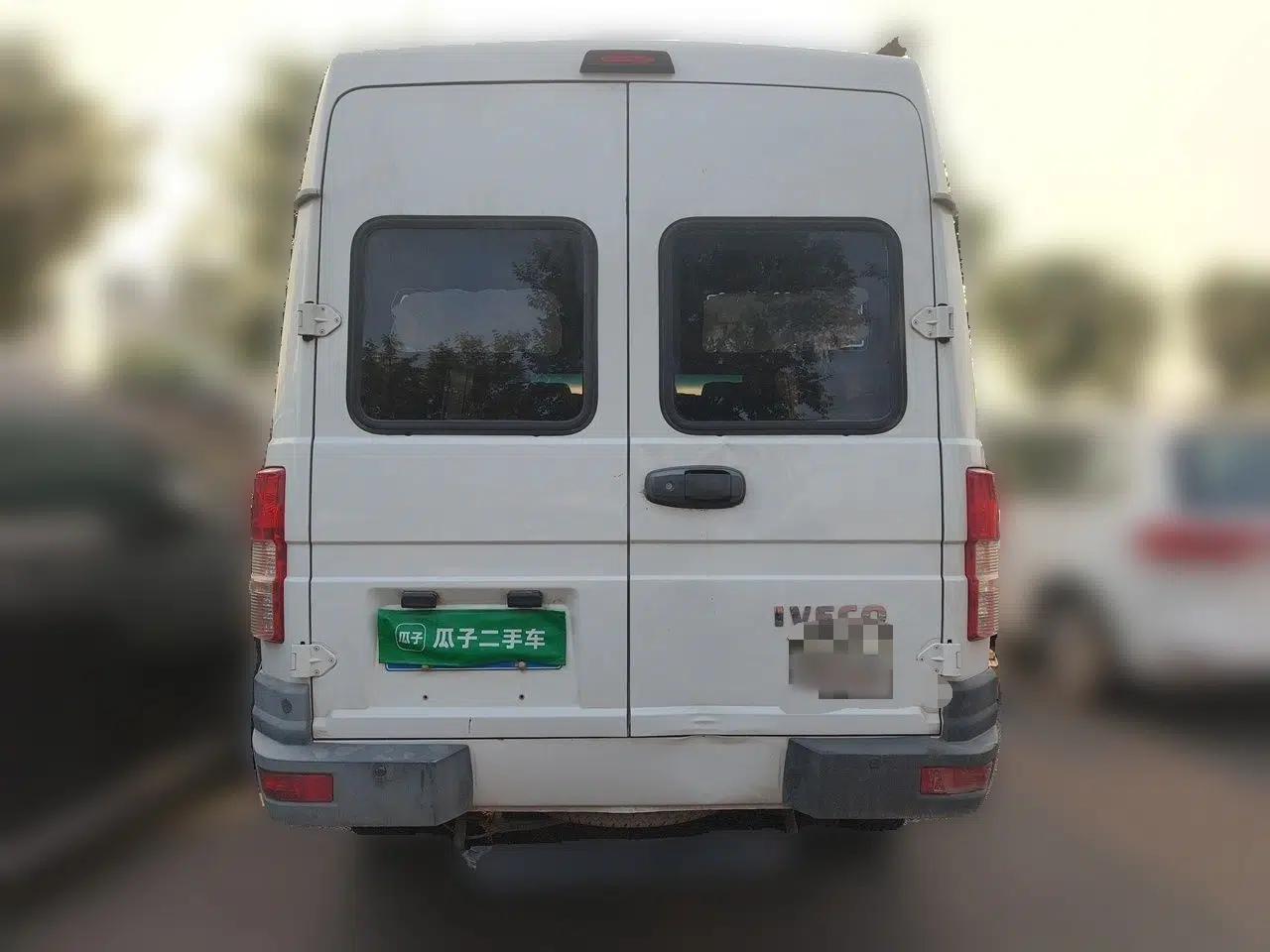 Iveco Daily 2022 2.5T A37 M1 Passenger Van 5-9 Seats Long Wheelbase Mid-Roof Design Dual Tires Manual Doors — миниатюра 5