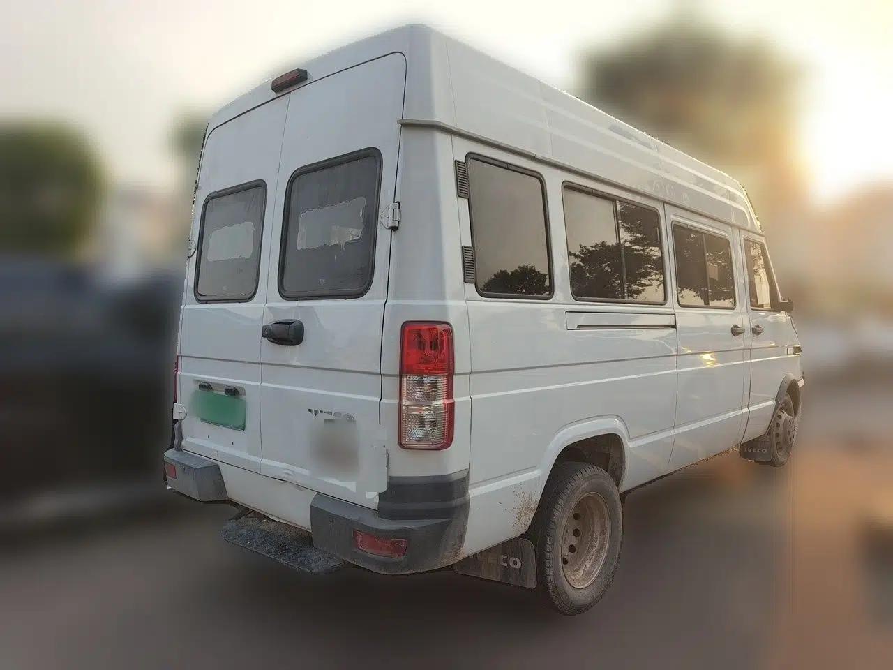 Iveco Daily 2022 2.5T A37 M1 Passenger Van 5-9 Seats Long Wheelbase Mid-Roof Design Dual Tires Manual Doors — миниатюра 6