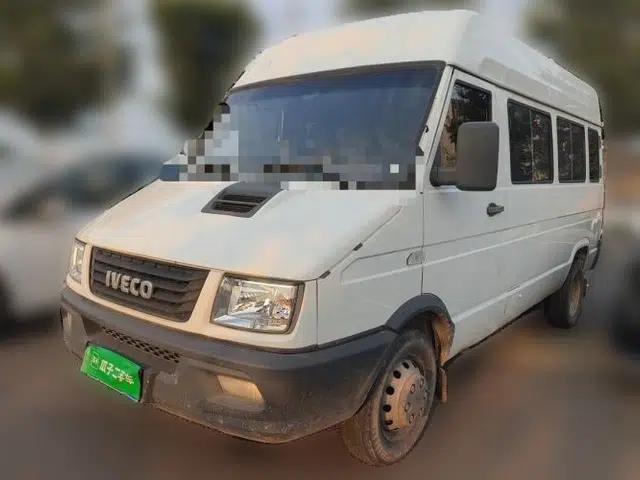 Iveco Daily 2022 2.5T A37 M1 Passenger Van 5-9 Seats Long Wheelbase Mid-Roof Design Dual Tires Manual Doors