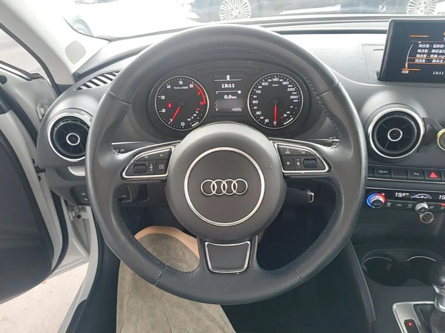 Audi A3 2014 Sportback 35 TFSI Automatic Comfort Model — миниатюра 18