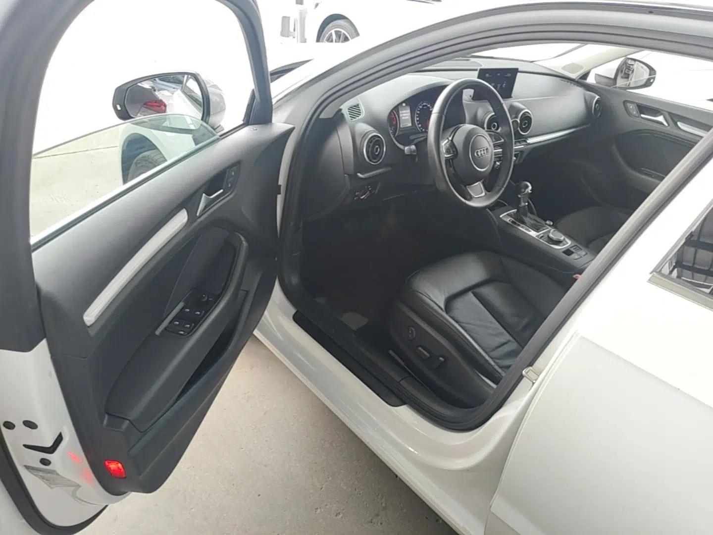 Audi A3 2014 Sportback 35 TFSI Automatic Comfort Model — миниатюра 23