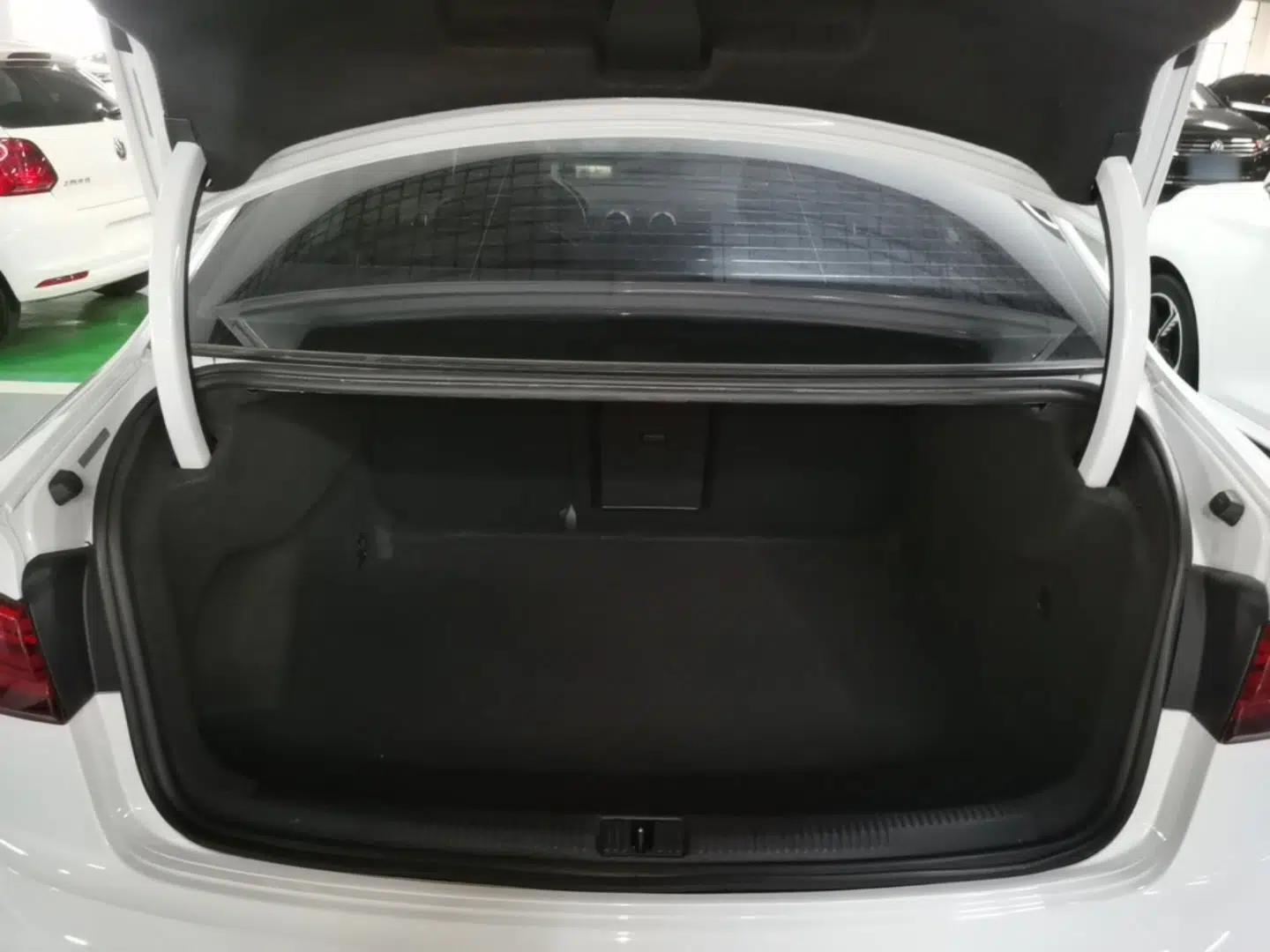 Audi A3 2018 30th Anniversary Edition Limousine 35 TFSI Fashion Model — миниатюра 22