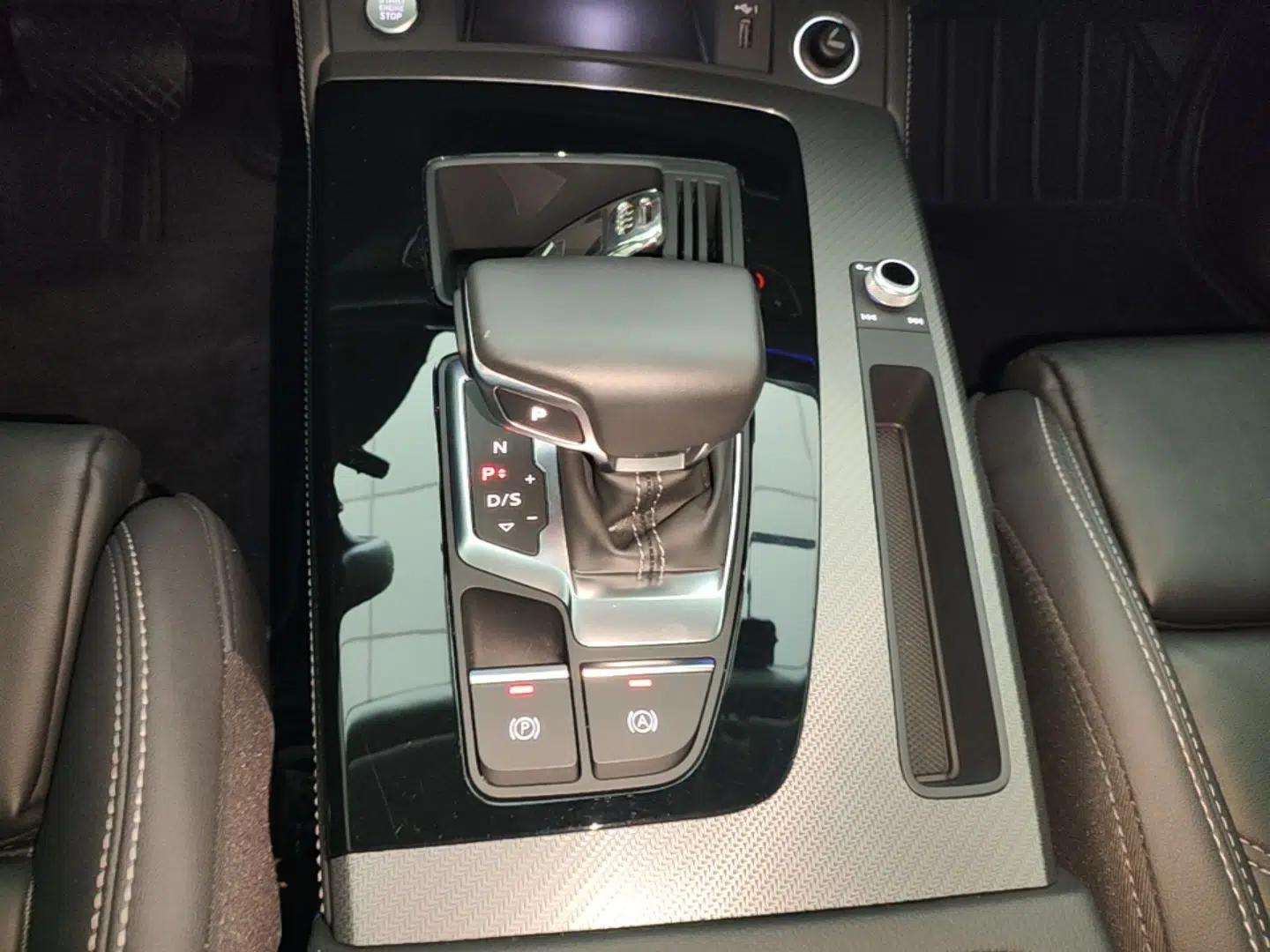 Audi Q5L 2022 40T Luxury Dynamic Model — миниатюра 16