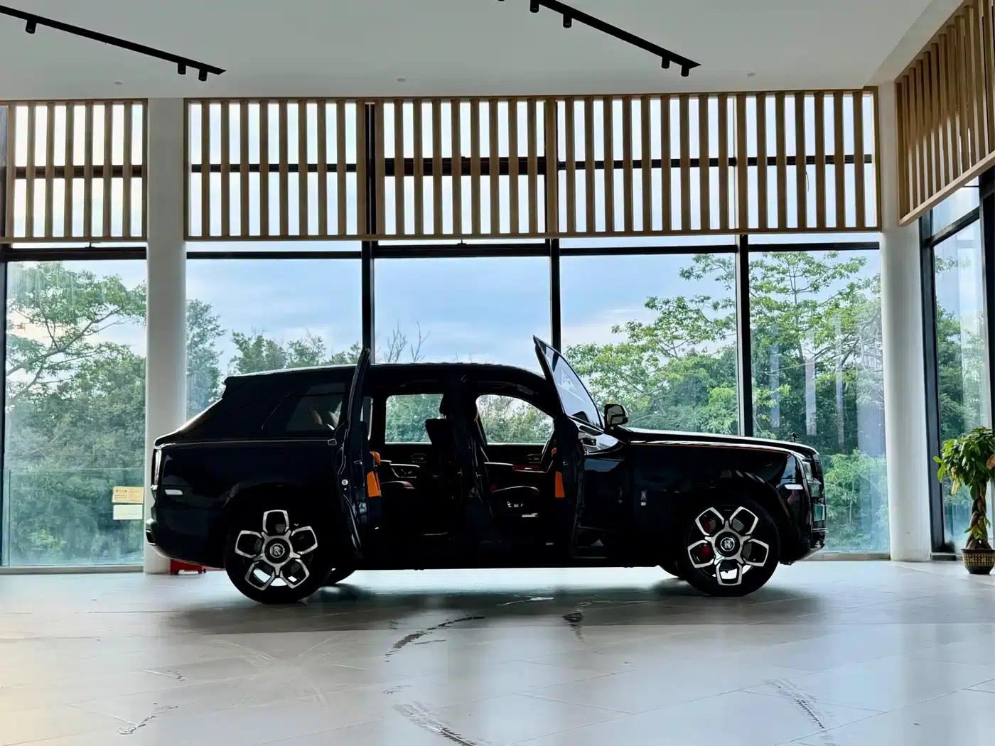 2020 Cullinan Black Badge — миниатюра 5