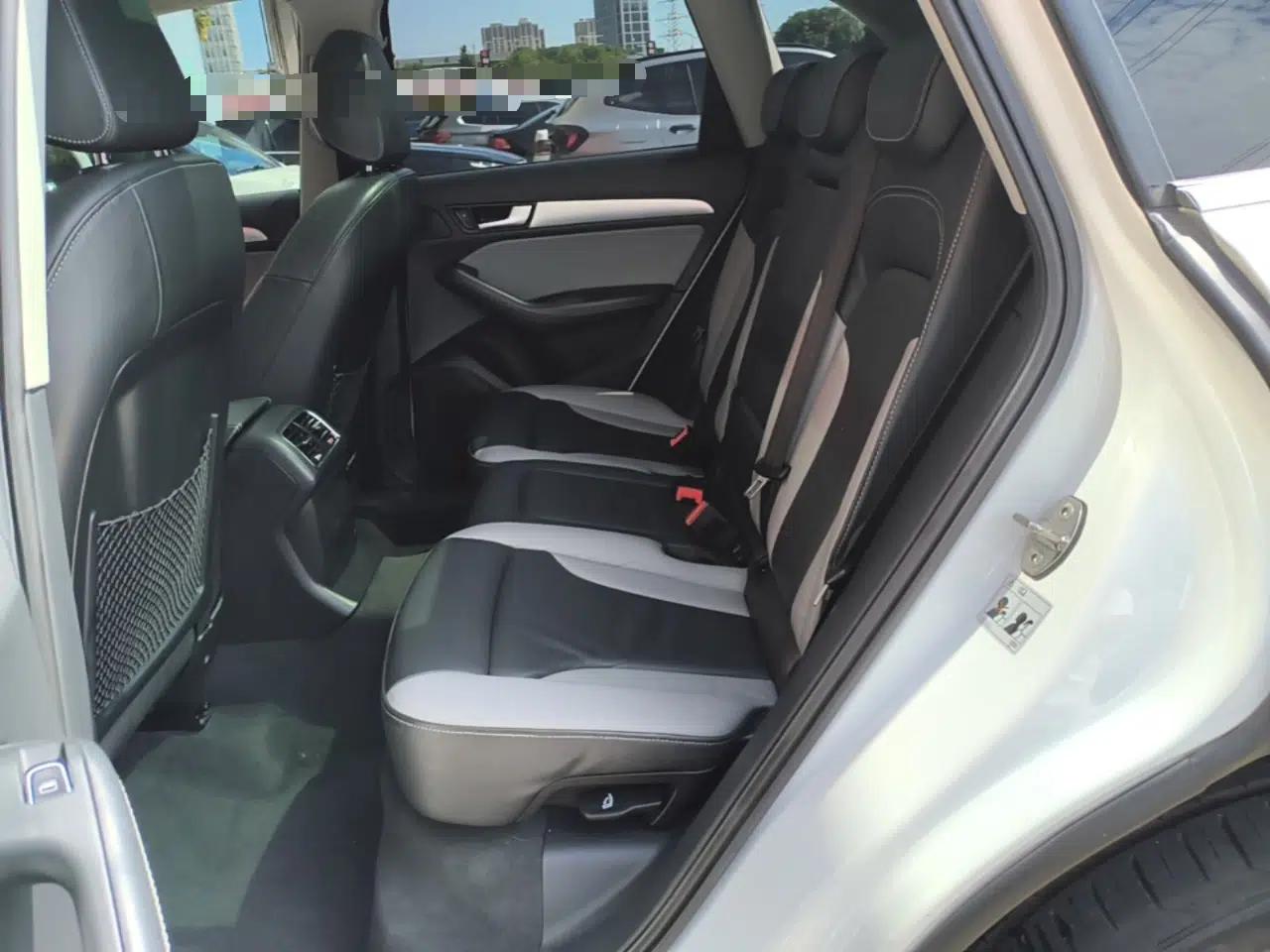Audi Q5 2018 Collector's Edition 40 TFSI Technology Model — миниатюра 20
