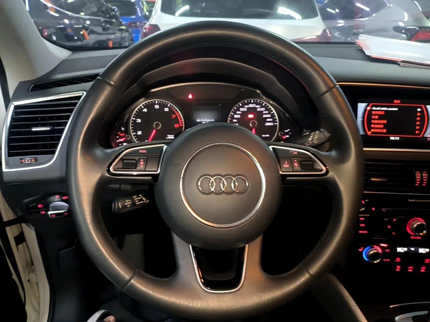 Audi Q5 2018 Collector's Edition 40 TFSI Technology Model — миниатюра 20