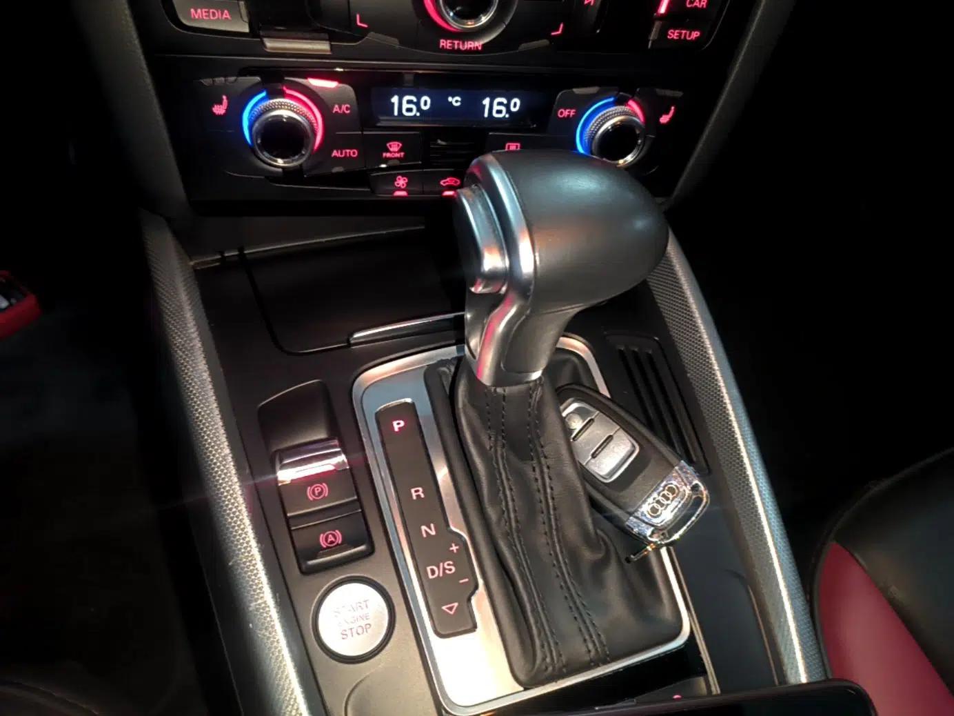 Audi Q5 2018 Collector's Edition 40 TFSI Technology Model — миниатюра 23