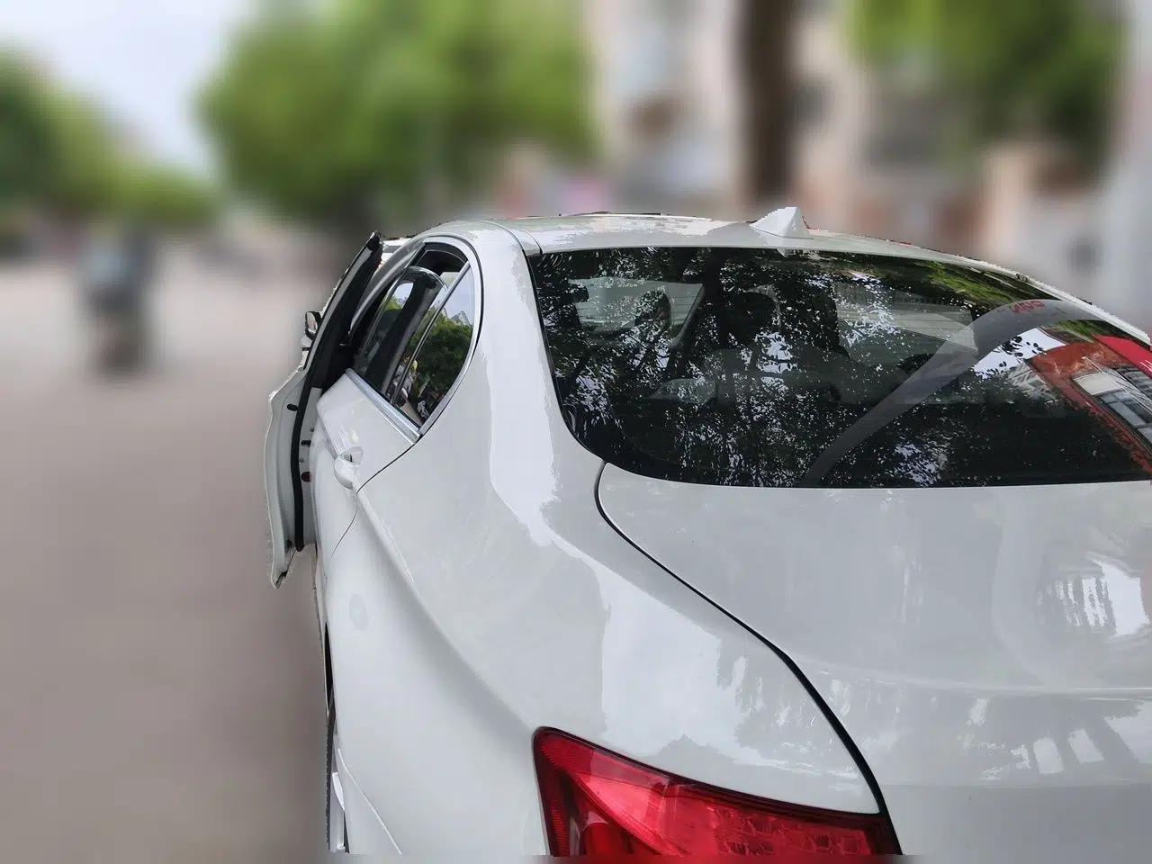 BMW 5 Series 2011 523Li Leading Model — миниатюра 4