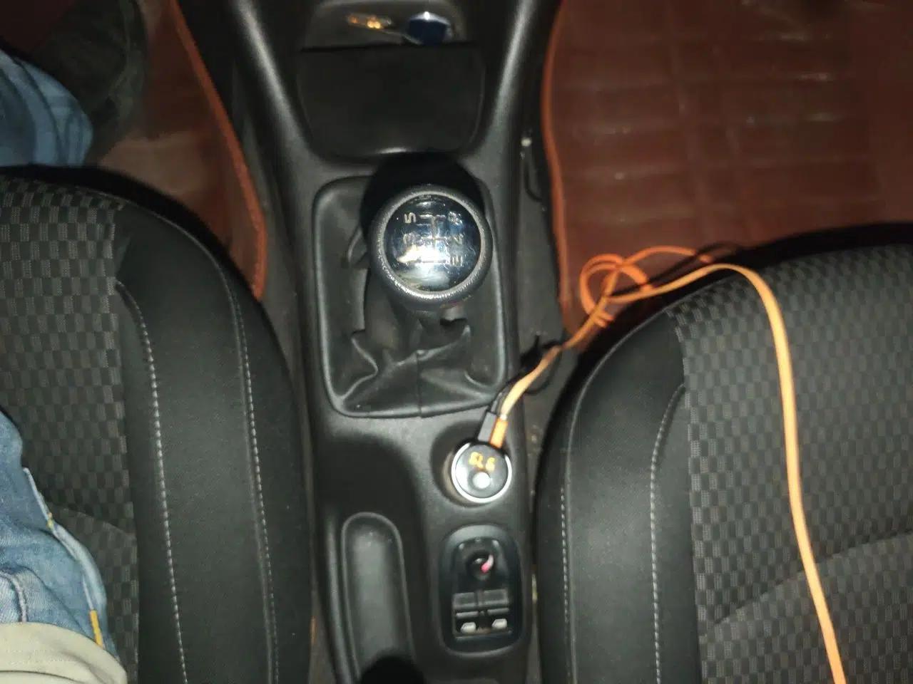 Peugeot 207 2011 Hatchback 1.4L Manual Yule Edition — миниатюра 14