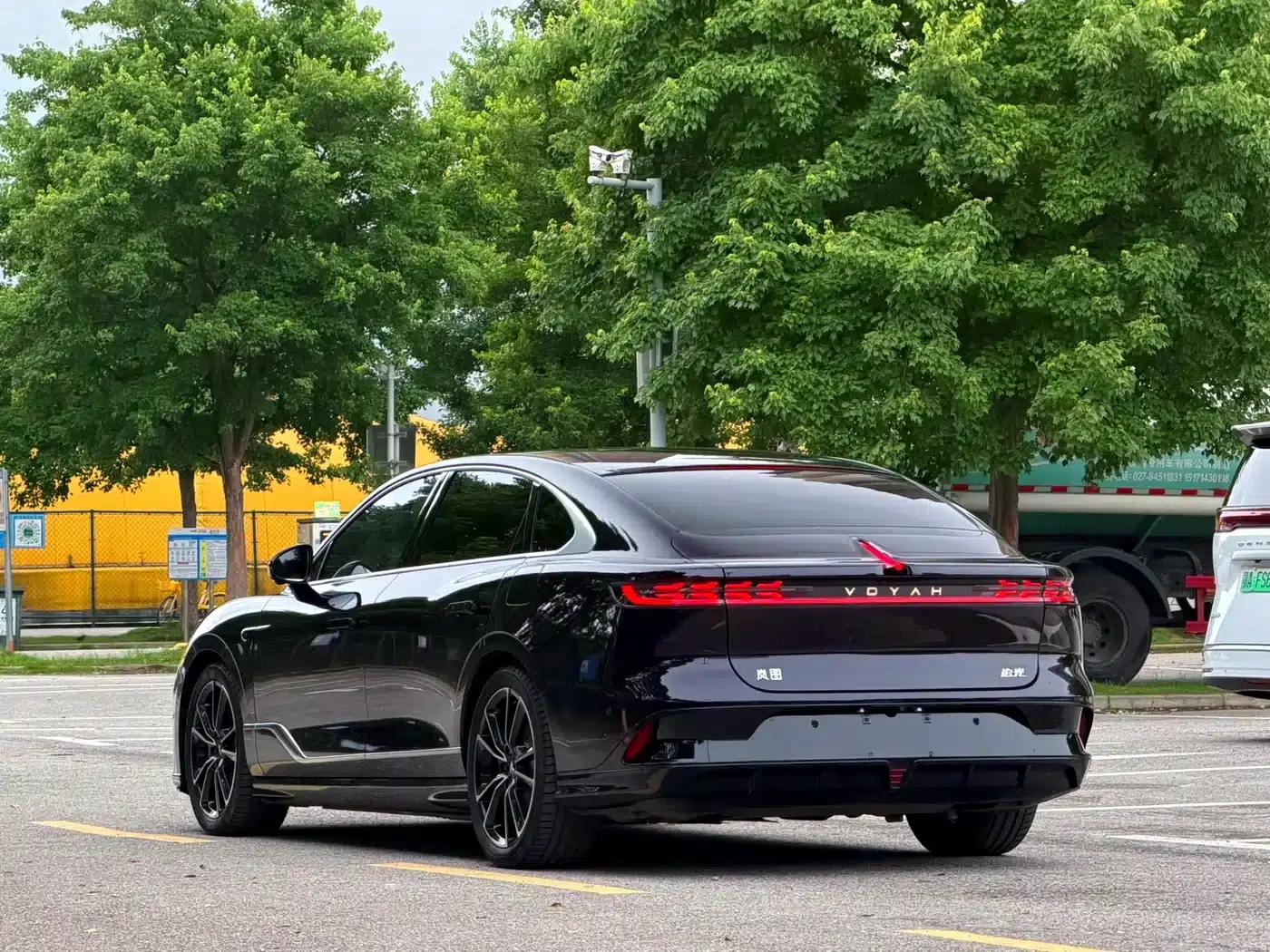 Voyah Chasing the Light 2024 PHEV AWD Long Range Flagship Edition — миниатюра 11