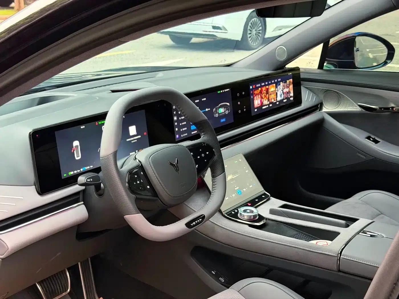 Voyah Chasing the Light 2024 PHEV AWD Long Range Flagship Edition — миниатюра 7
