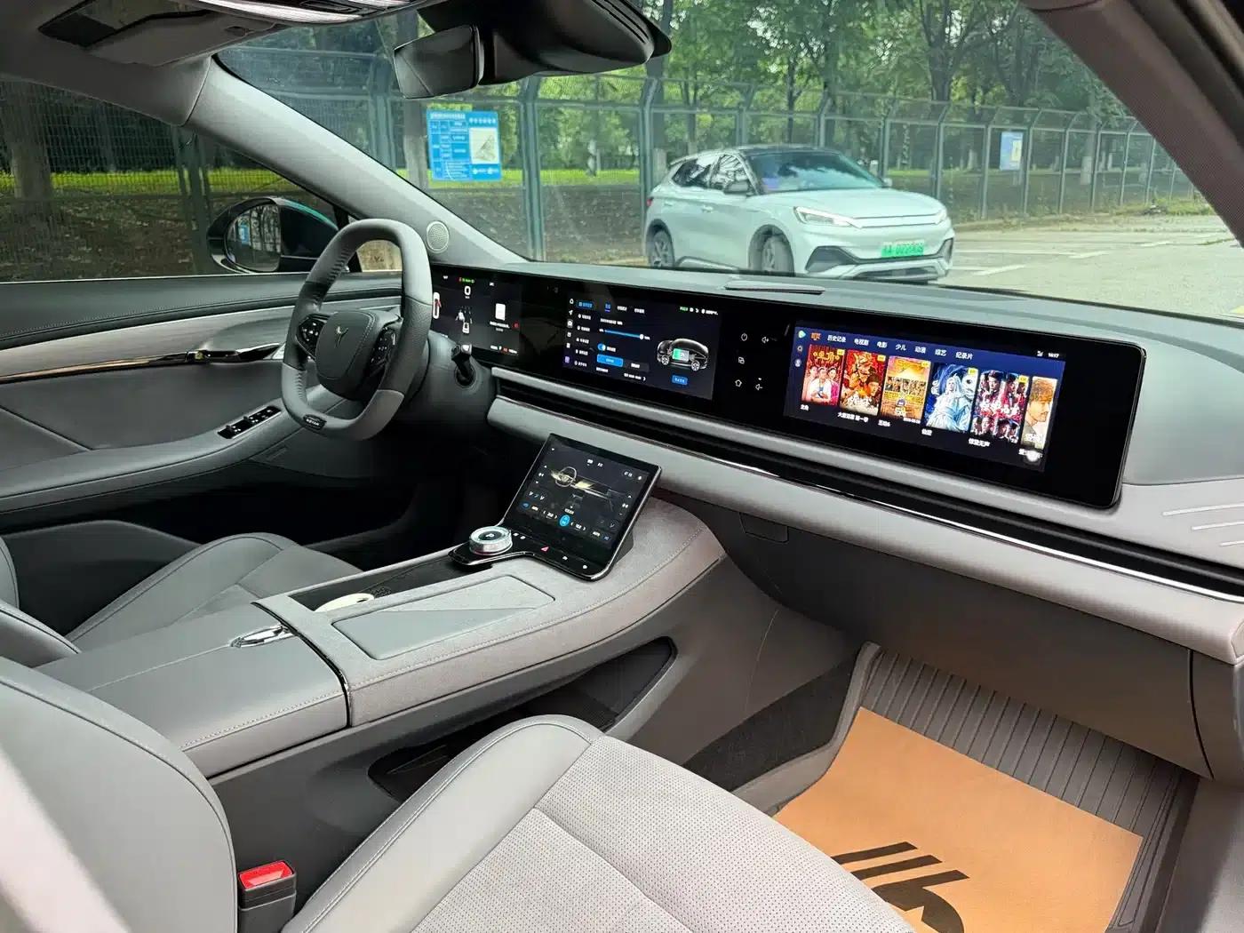 Voyah Chasing the Light 2024 PHEV AWD Long Range Flagship Edition — миниатюра 8