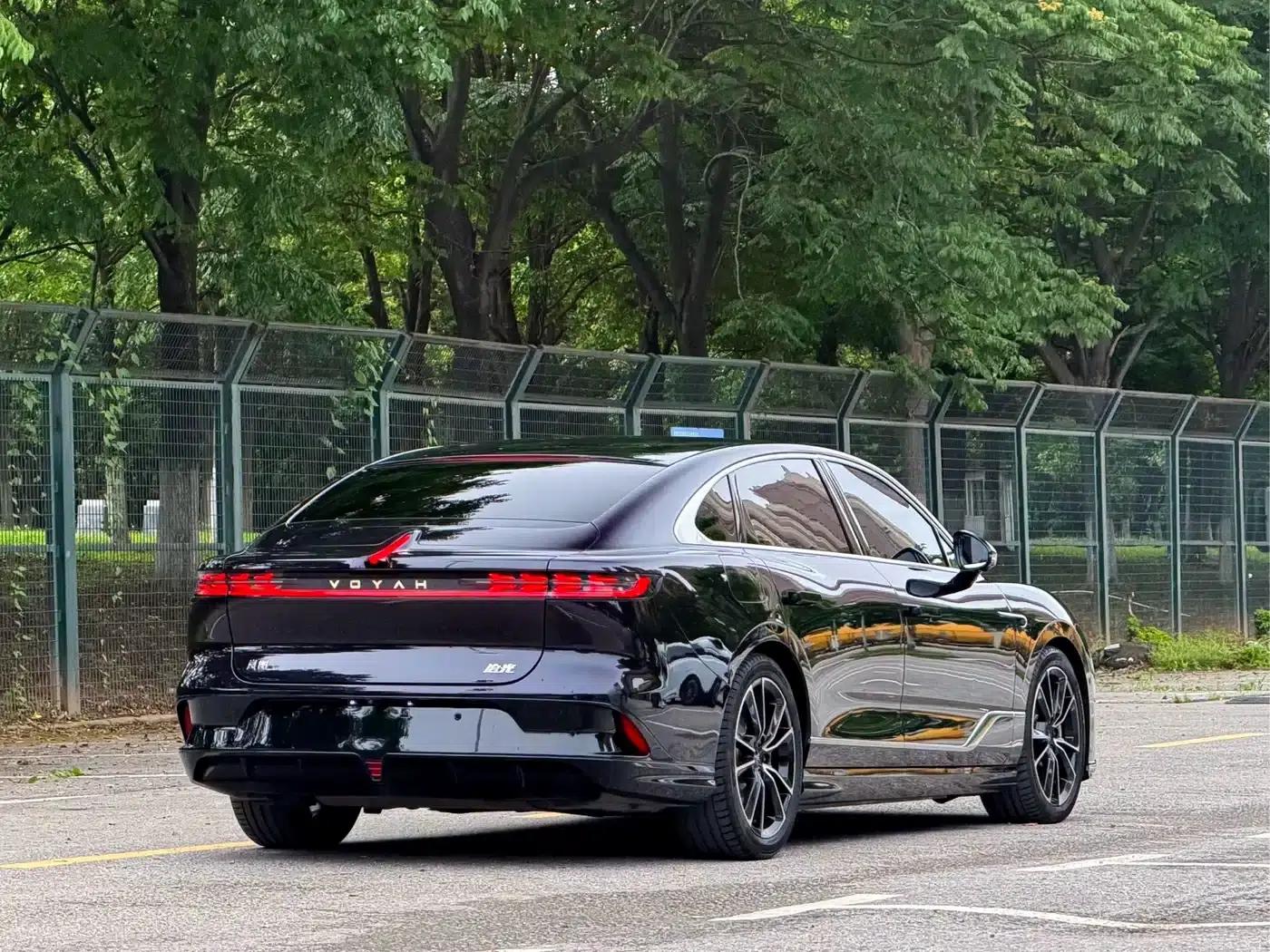 Voyah Chasing the Light 2024 PHEV AWD Long Range Flagship Edition — миниатюра 10