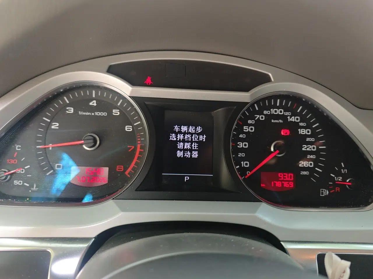 Audi A6L 2011 2.0 TFSI Automatic Standard Edition — миниатюра 11