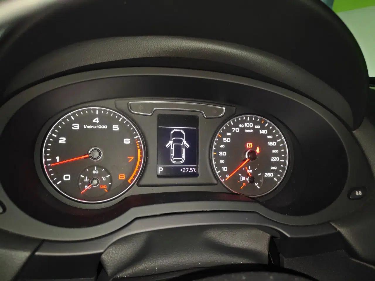 Audi Q3 2018 30th Anniversary Edition 30 TFSI Fashion Model — миниатюра 11