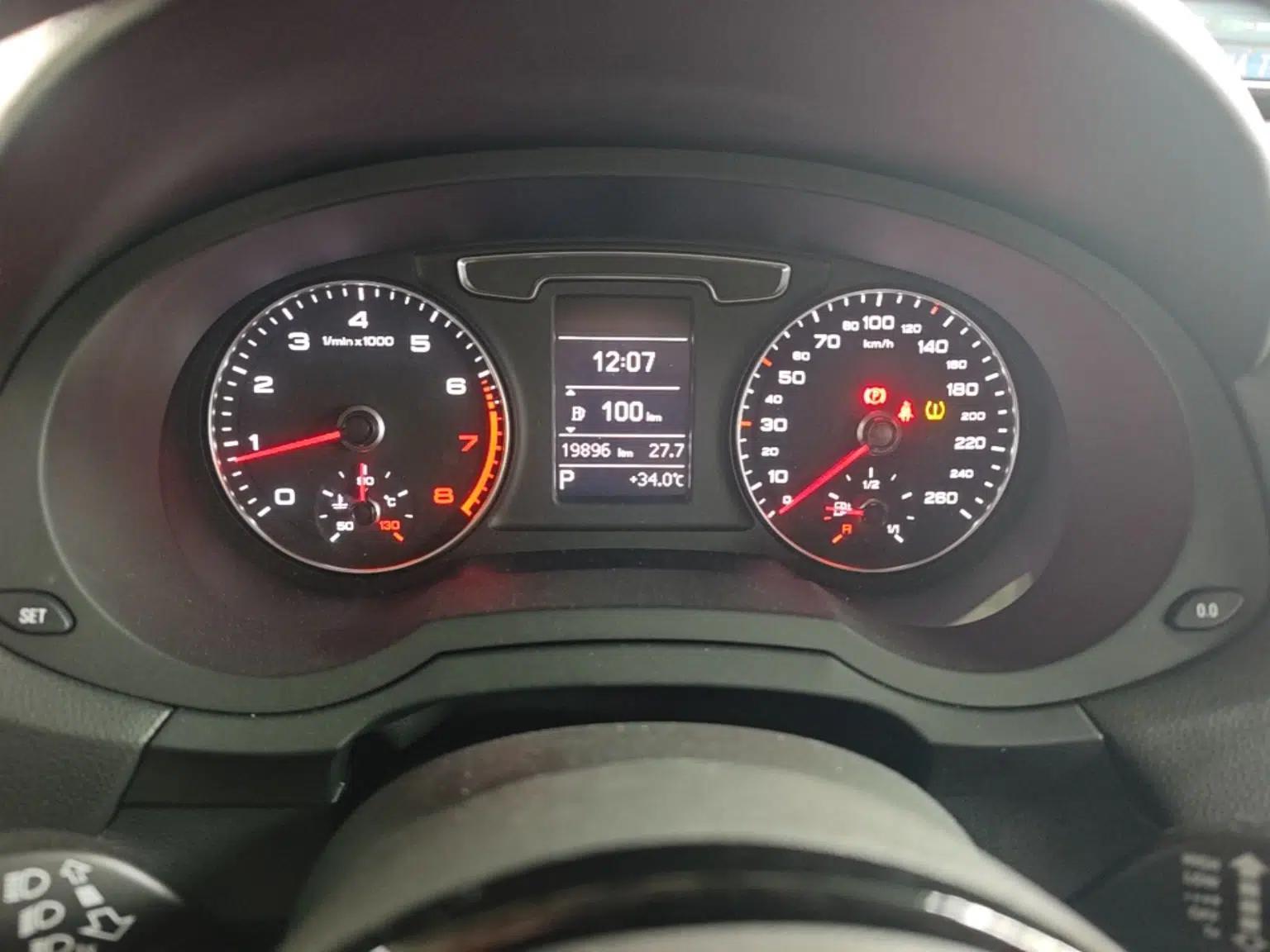 Audi Q3 2018 30th Anniversary Edition 30 TFSI Style Model — миниатюра 14
