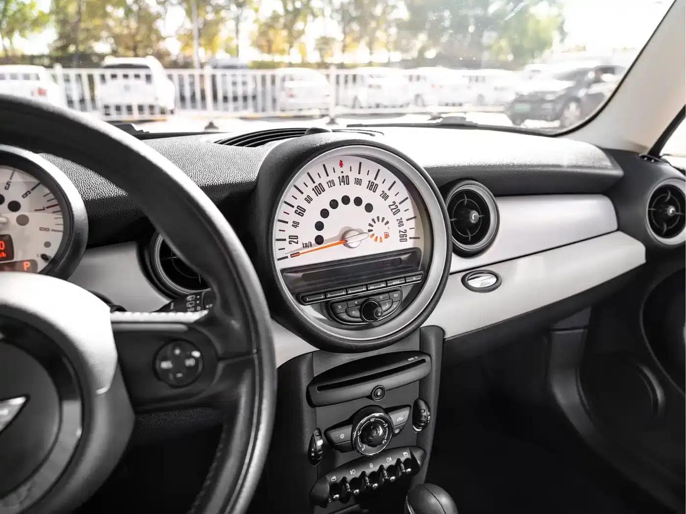 2011 MINI 1.6L COOPER Fun — миниатюра 9