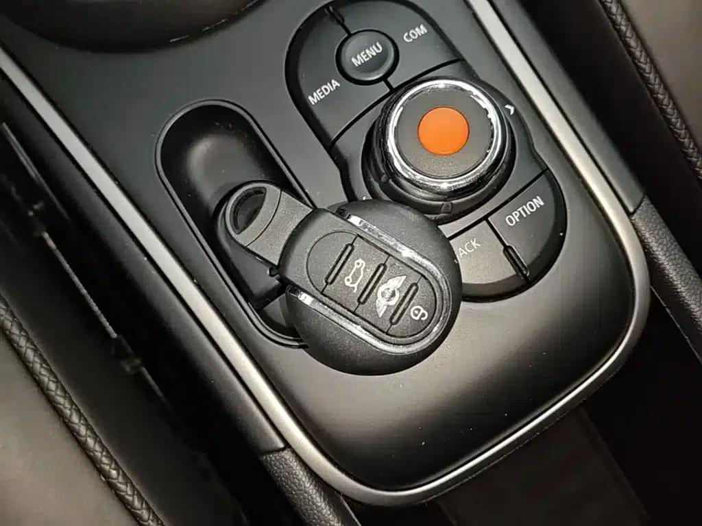 2019 MINI COUNTRYMAN 2.0T COOPER S ALL4 Artist — миниатюра 9