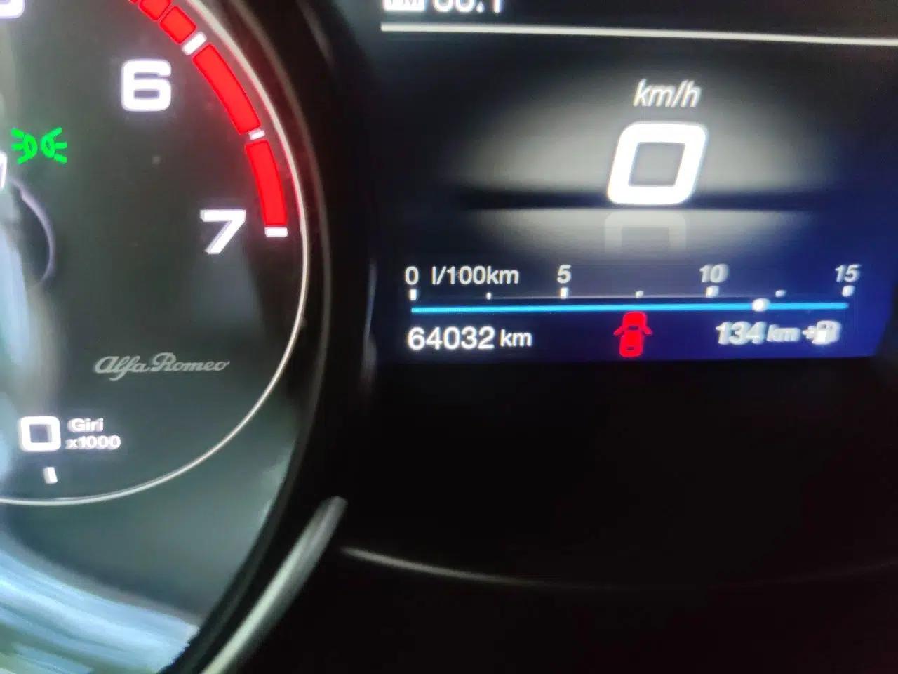 Alfa Romeo Giulia 2017 2.0T 200HP Luxury Edition — миниатюра 12