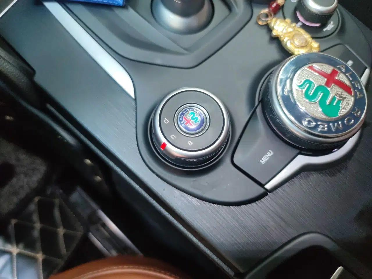 Alfa Romeo Giulia 2017 2.0T 200HP Luxury Edition — миниатюра 14